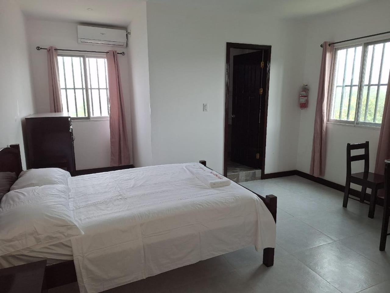 Day And Night Hotel Belmopan Exterior foto